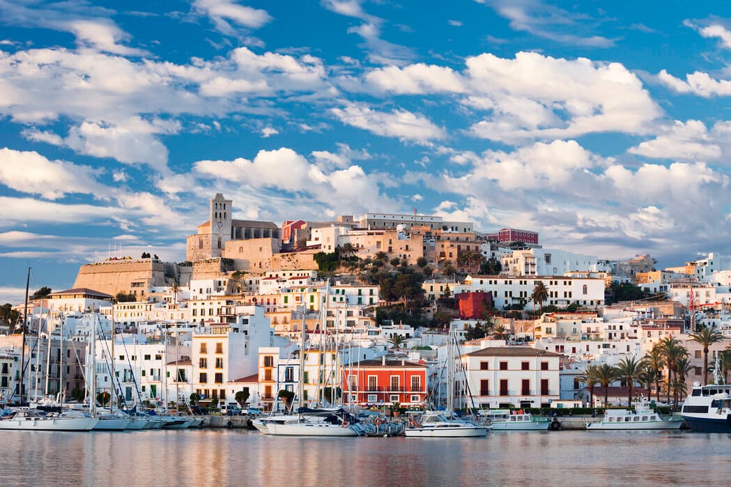 Altstadt und Hafen von Ibiza-Stadt auf den Balearen