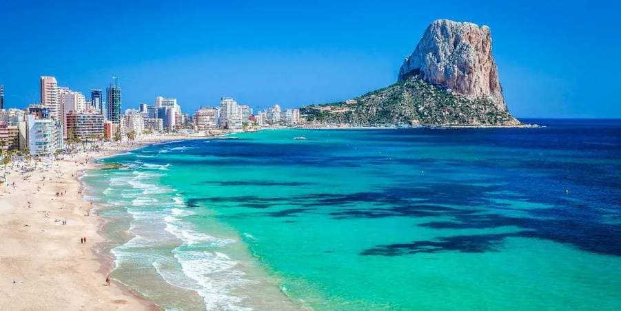 Strand und Skyline der Costa Blanca bei Alicante
