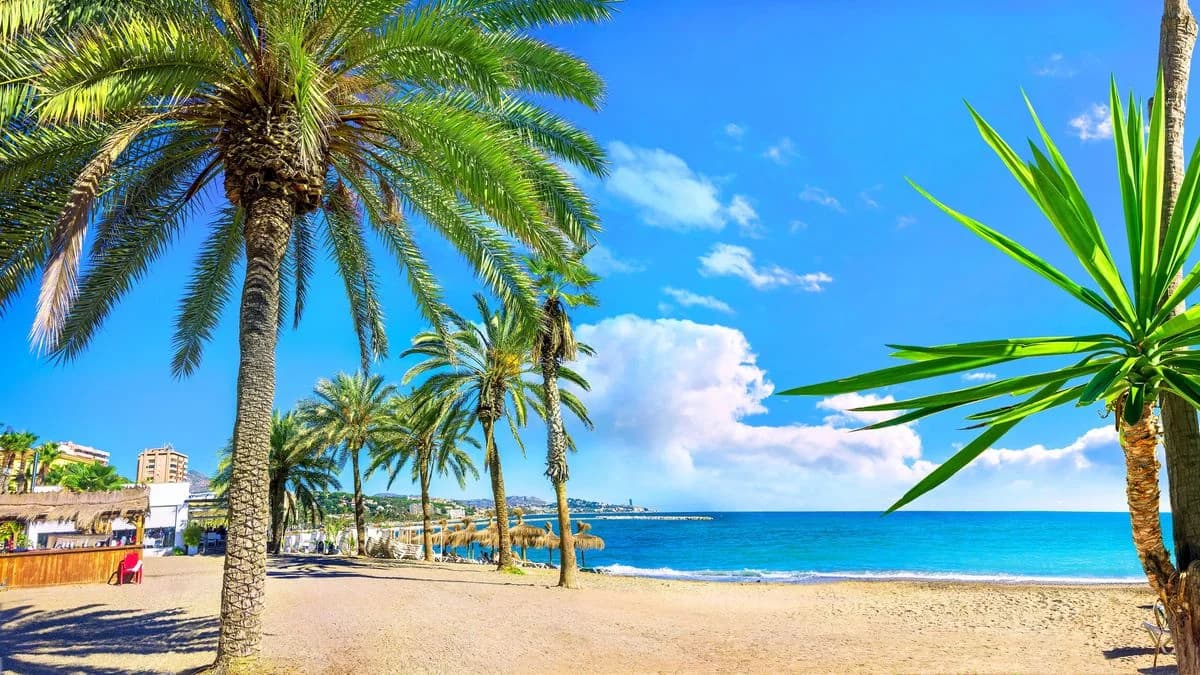 Küstenlinie der Costa del Sol bei Málaga mit Luxusvillen